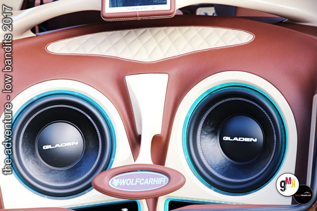 Gepimpte Lautsprecheranlage mit blauen Gladen-Subwoofern in roter Oldtimer-Cabrio-Innenverkleidung bei Tuning-Event