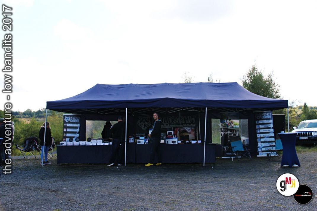 Großes blaues Zeltdach mit Verkaufsständen und Besuchern beim Low Bandits Event 2017