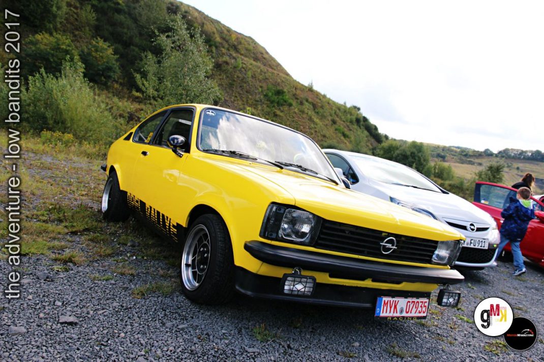 Gelber Opel Ascona Youngtimer mit schwarzem Dachstreifen auf Scottish Highland-Gelände bei der Low Bandits Rally 2017
