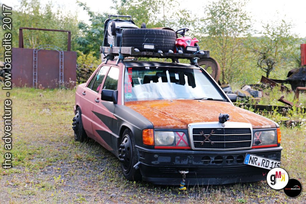 Youngtimer-Limousine mit Dachgepäckträger beladen, auf Gelände mit Wald im Hintergrund bei Tuning-Event