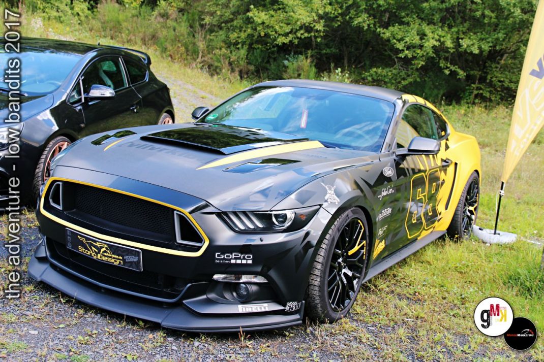Getunter Mustang Sportwagen in Schwarz und Gelb bei der Low Bandits Veranstaltung 2017 im Steinbruch