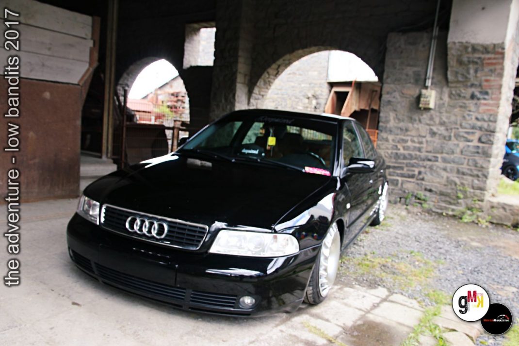Audi-Limousine steht in altem Steingebäude während Tuning-Event The Adventure Low Bandits 2017