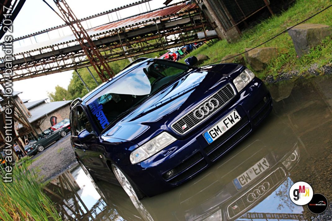 Audi Limousine in tiefblauer Lackierung bei Tuning-Veranstaltung im Steinbruch, von oben fotografiert