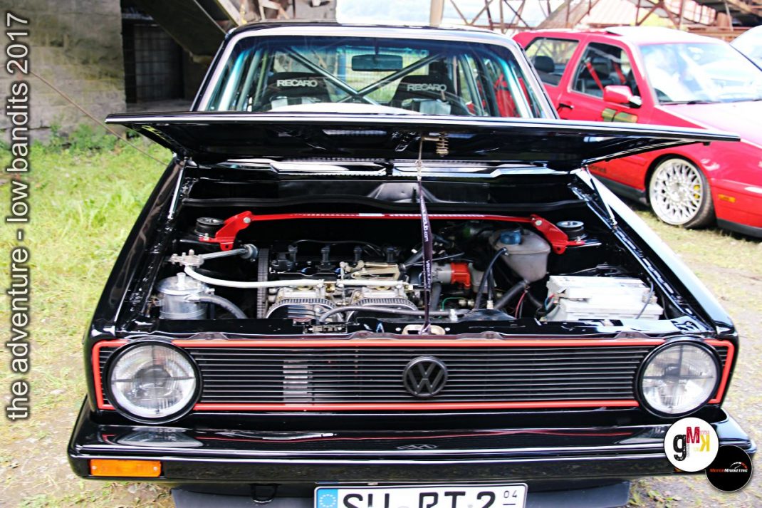 Schwarzer VW Golf mit offener Motorhaube und Tuning-Motor auf der Low-Bandits-Veranstaltung 2017