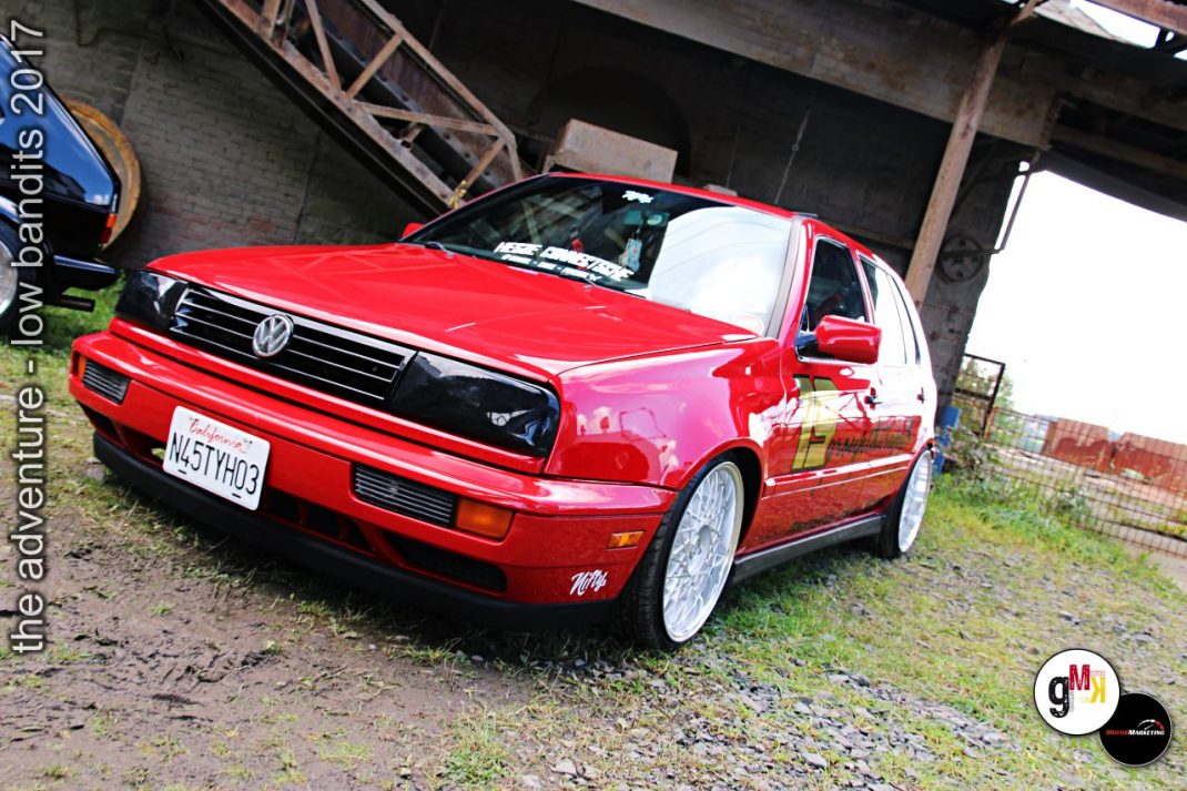 Roter VW Golf mit Sportfelgen und Tieferlegung beim Tuning-Event Low Bandits 2017 im Steinbruch