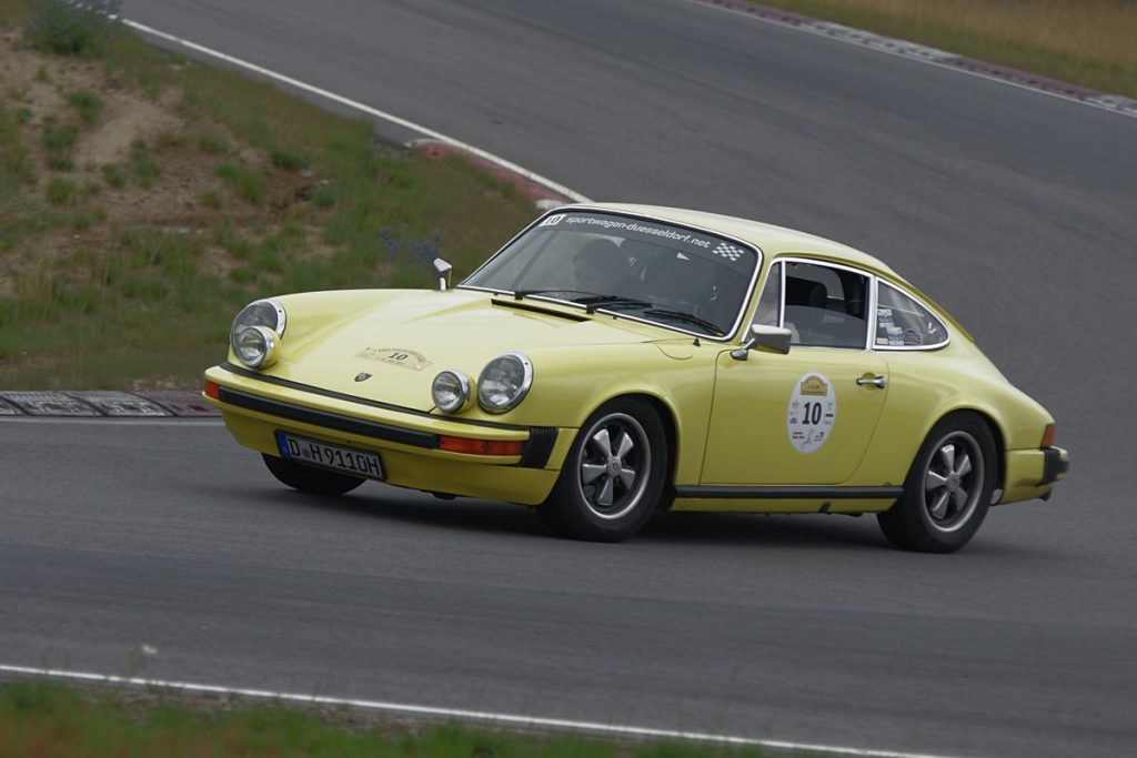 Porsche 911 in Gelb mit Startnummer fährt auf Bergstrecke während der Rallye Wiesbaden 2018