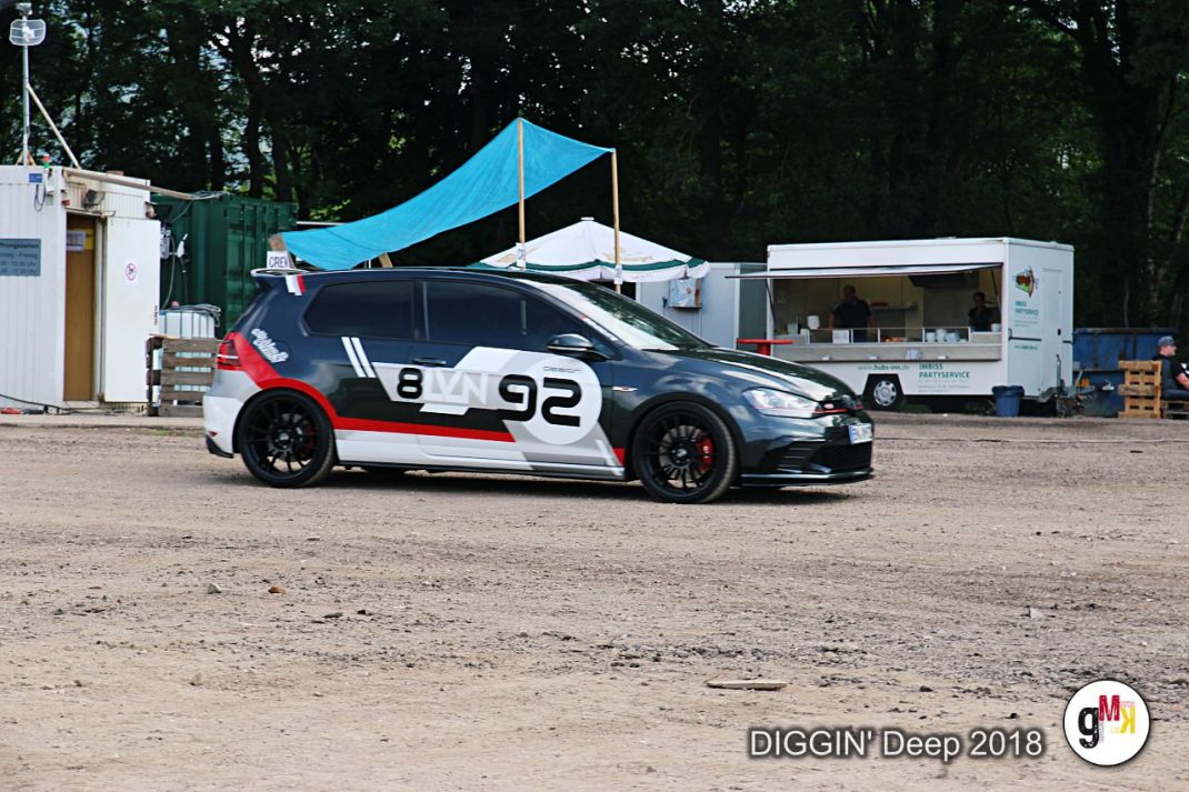 Sportlicher Youngtimer mit Rennnummern-Lackierung auf Veranstaltungsgelände der DIGGIN' Deep 2018 in der Eifel