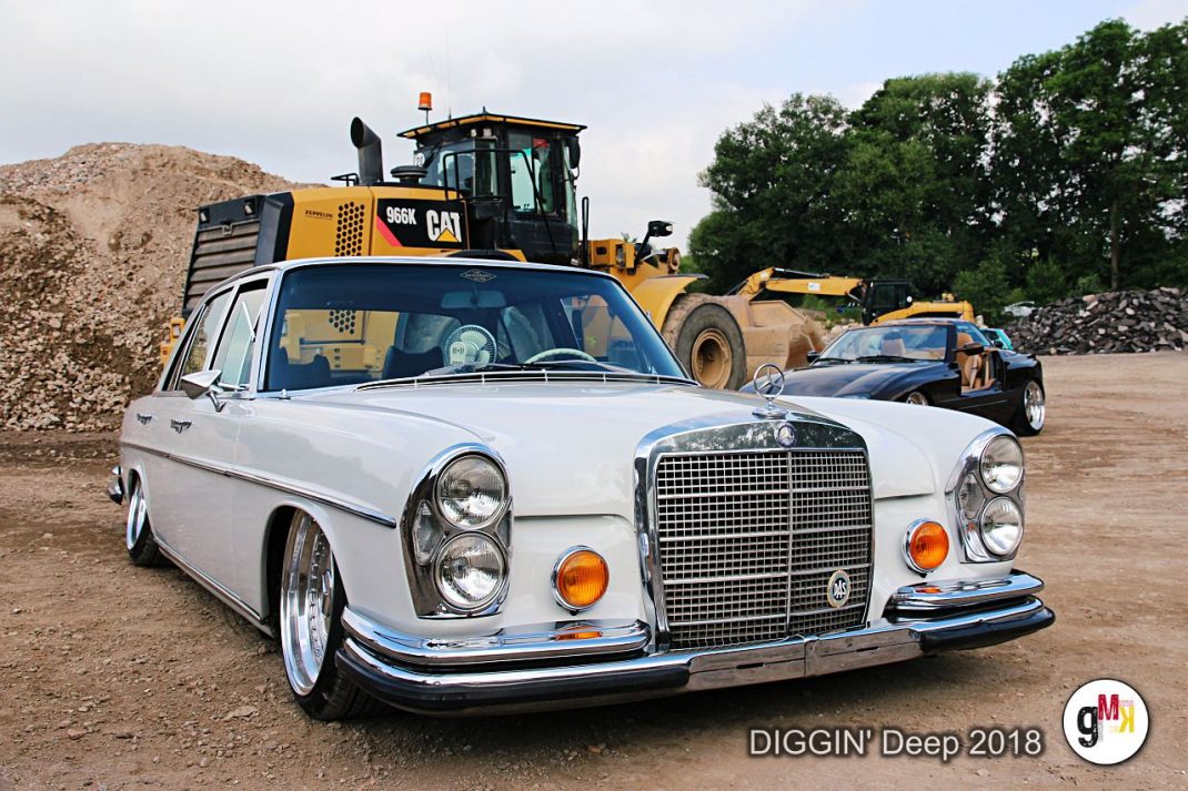Weißer Mercedes-Oldtimer auf Baustelle mit Baggern bei der DIGGIN' Deep 2018 Veranstaltung in der Eifel