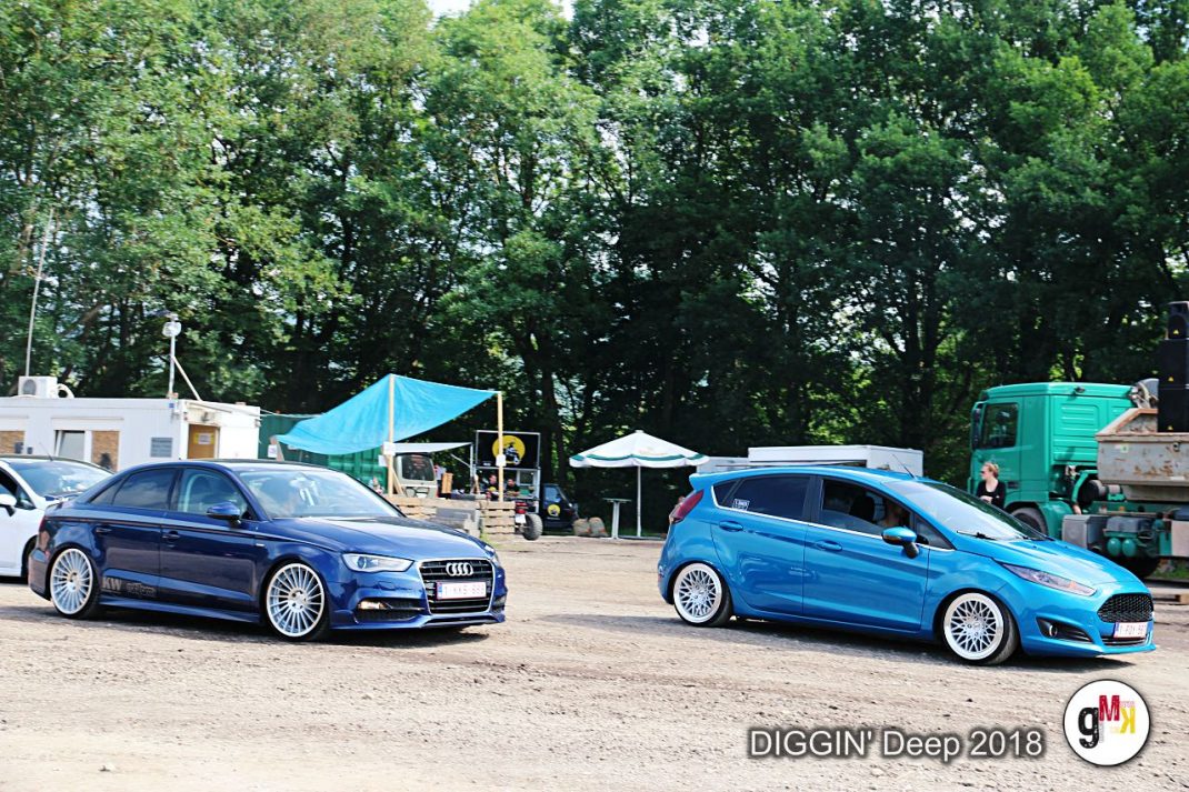 Zwei moderne Youngtimer-Fahrzeuge in Blau parken nebeneinander auf Schotterfläche beim Treffen DIGGIN' Deep 2018 in der Eifel