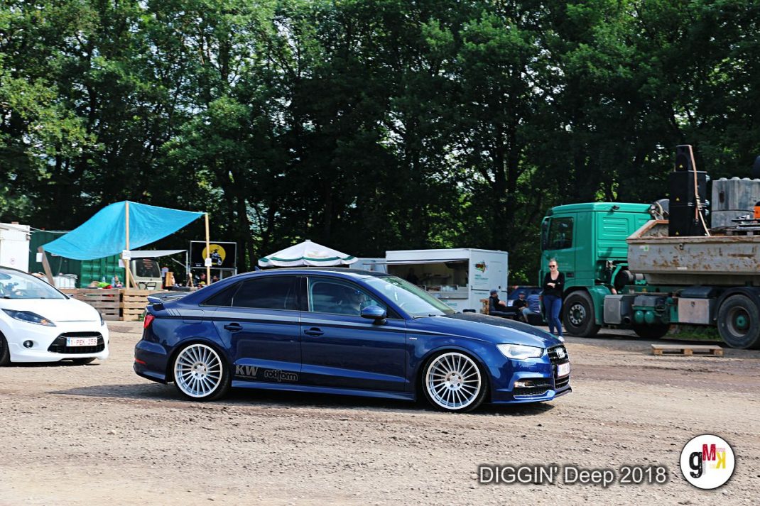 Blauer Youngtimer-Limousine auf Veranstaltungsgelände der DIGGIN' Deep 2018 in der Eifel, umgeben von Bäumen und Ausstellungsfahrzeugen