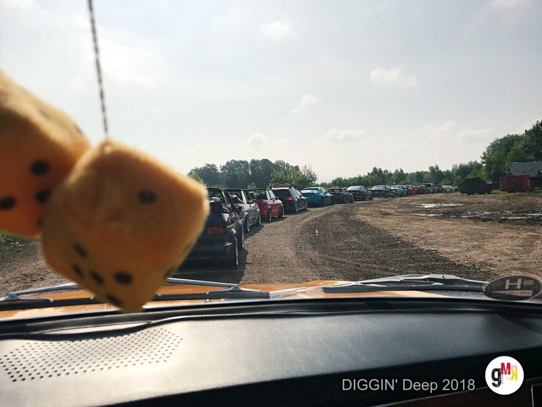 Blick aus einem Fahrzeug auf die Fahrzeugkolonne der DIGGIN' Deep 2018-Tour in der Eifel, Plüschtier am Armaturenbrett
