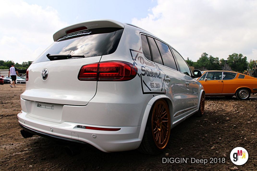 Weißer VW Touareg mit Tieferlegung und bronzefarbenen Felgen bei der Youngtimer-Rallye DIGGIN' Deep 2018 in der Eifel