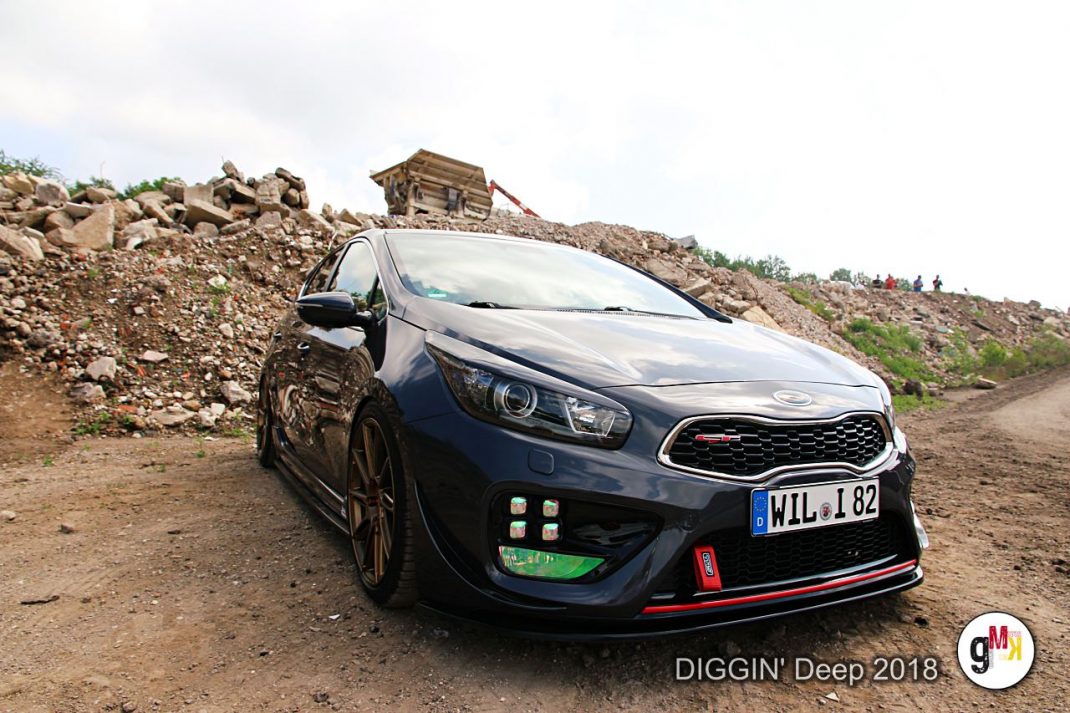 Youngtimer-Sportwagen auf unbefestigtem Weg vor Steinbruch mit Ruine in der Eifel bei DIGGIN' Deep 2018