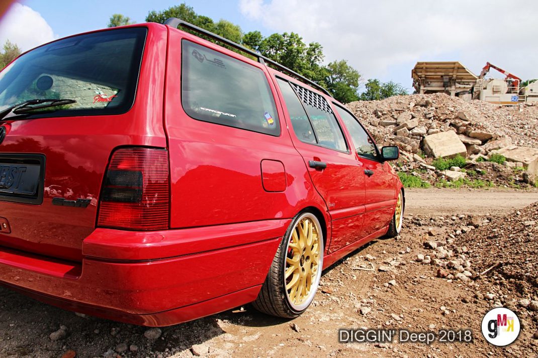 Roter Youngtimer-Kombi mit goldenen Felgen auf Schotterplatz während der DIGGIN' Deep 2018 Veranstaltung in der Eifel