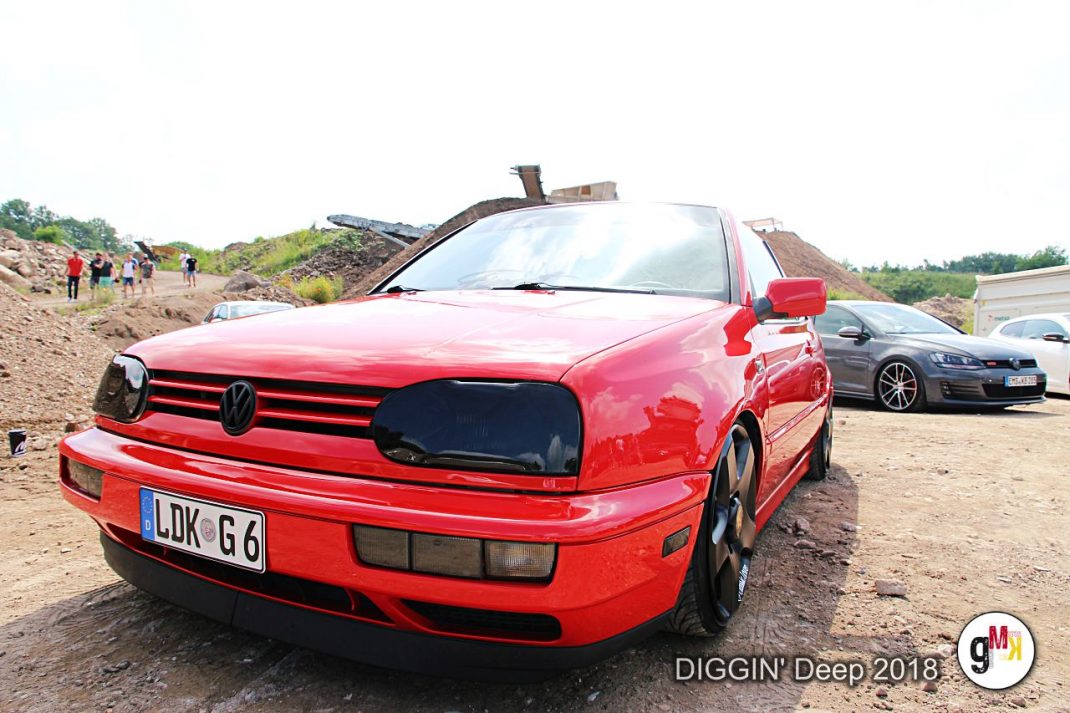 Roter VW Golf mit Dachaufbau auf Kiesgelände bei der Youngtimer-Veranstaltung DIGGIN' Deep 2018 in der Eifel