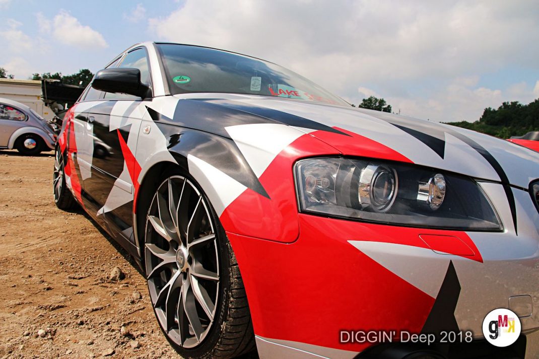 Rot-weiß-schwarzer Youngtimer-Kompaktwagen mit sportivem Breitbau-Design auf der DIGGIN' Deep 2018 Veranstaltung in der Eifel