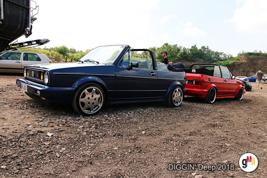 Dunkelblauer Oldtimer-Cabrio und roter Youngtimer nebeneinander auf Gelände bei DIGGIN' Deep 2018 in der Eifel