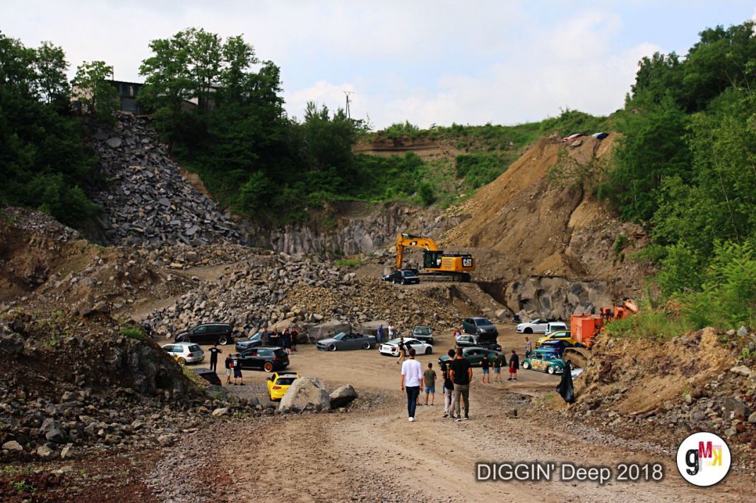 Teilnehmer und ihre Fahrzeuge bei der Youngtimer-Tour DIGGIN' Deep 2018 in einem Steinbruch in der Eifel