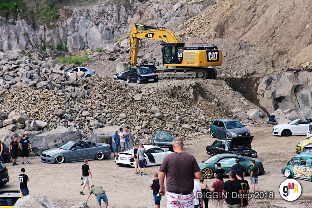 Youngtimer und Oldtimer auf Kiesplatz vor Steinbruch mit Bagger, Besucher der Eifel-Veranstaltung DIGGIN' Deep 2018