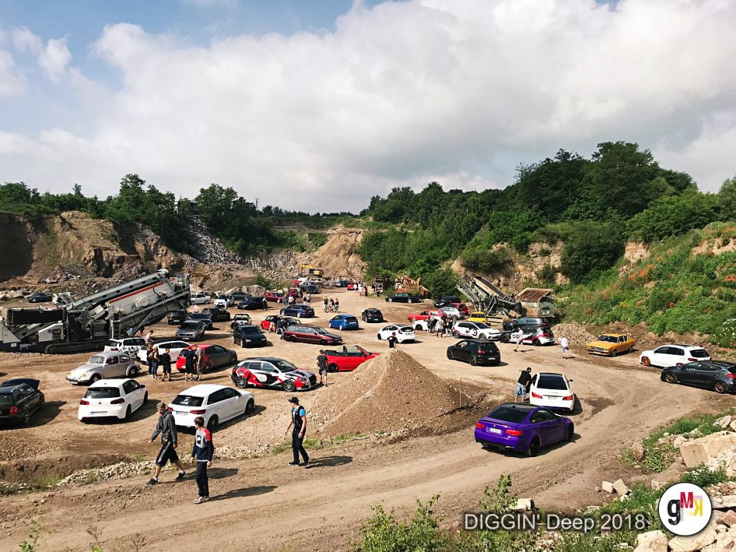 Oldtimer und Youngtimer verschiedener Marken auf einem ehemaligen Steinbruchgelände in der Eifel beim DIGGIN' Deep 2018
