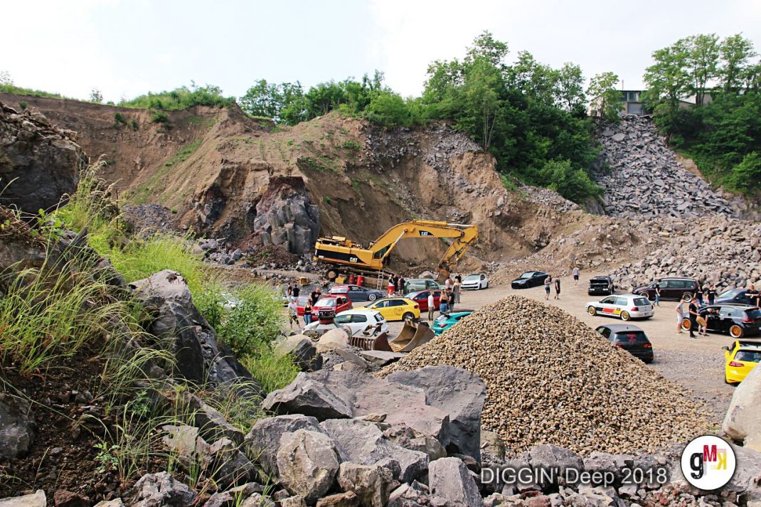 Oldtimer und Youngtimer beim DIGGIN' Deep Event in einem Steinbruch der Eifel mit Bagger und Geröllhalden