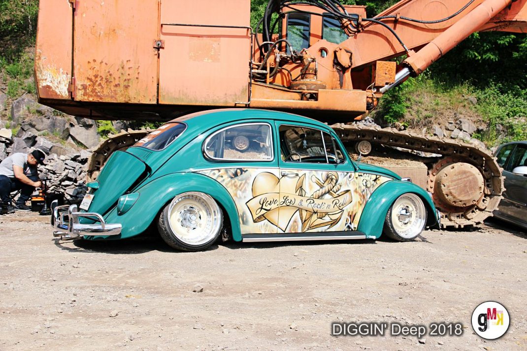 Türkis-weißer Oldtimer-Käfer mit Custom-Airbrush-Design auf Schrottplatz beim DIGGIN' Deep 2018 Event in der Eifel