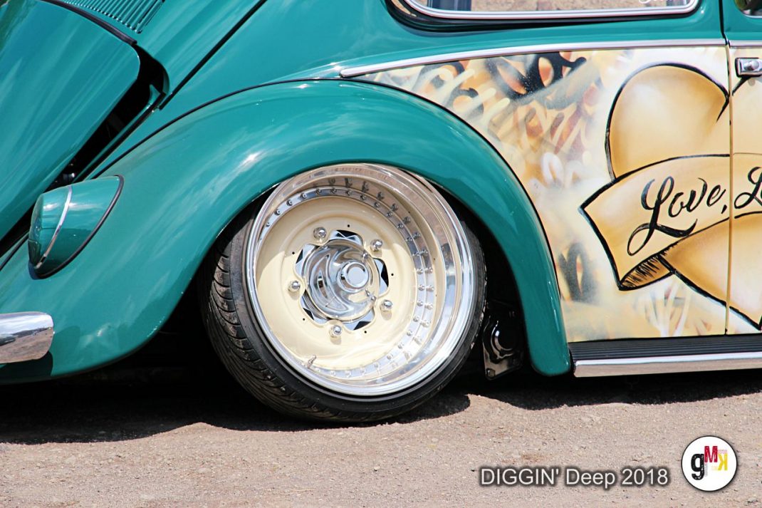 Tiefergelegte Oldtimer-Käfer in Türkis und Creme nebeneinander bei der DIGGIN' Deep 2018 in der Eifel