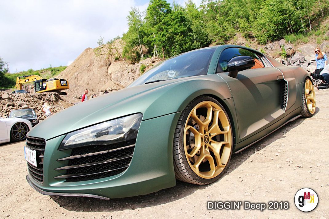 Audi R8 Sportwagen mit Mattlackierung und goldenen Felgen auf Kiesplatz bei DIGGIN' Deep 2018 in der Eifel