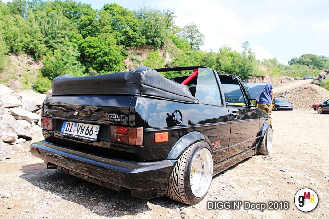 Schwarzer Volkswagen Golf Cabrio mit Pickup-Umbau und rotem Interieur beim DIGGIN' Deep Event in der Eifel