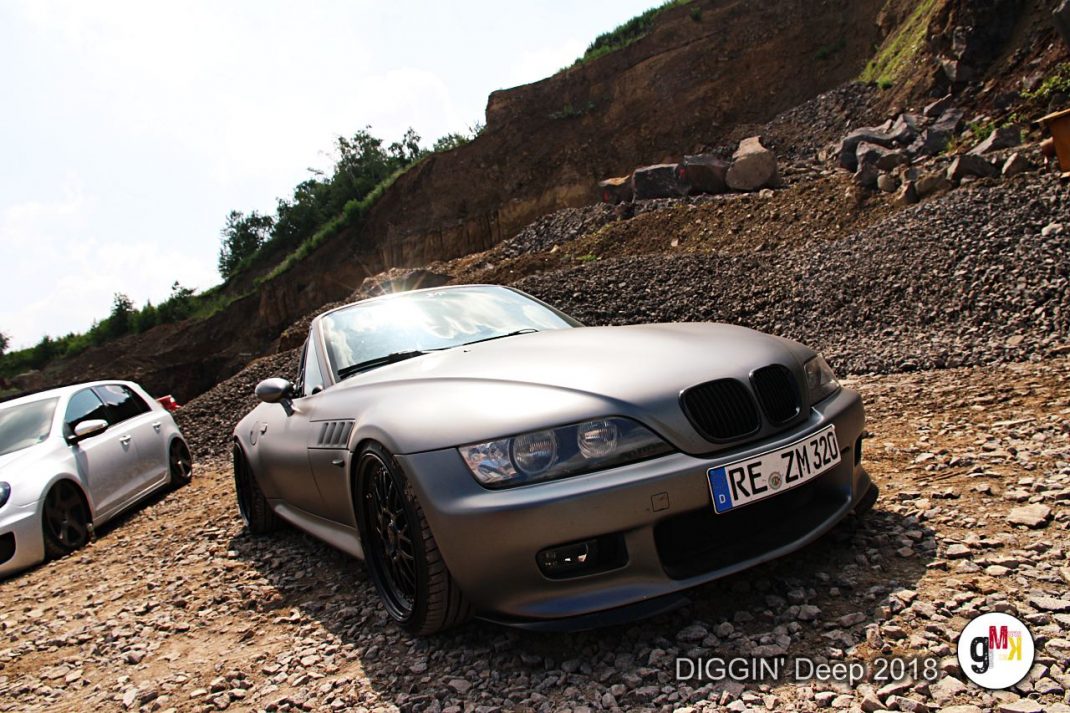 Silbergrauer Sportwagen-Coupé auf Schottergrund bei der Youngtimer-Tour DIGGIN' Deep in der Eifel
