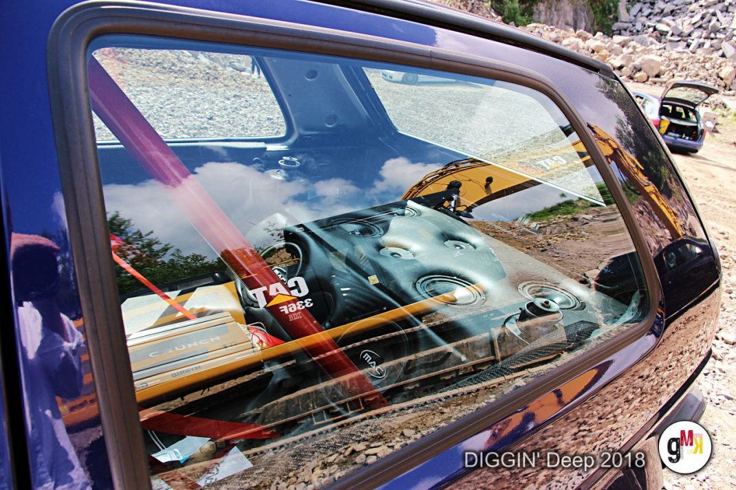 Spiegelung eines silbernen Oldtimer-Sportwagens in der Seitenscheibe eines blauen Fahrzeugs bei der DIGGIN' Deep 2018 in der Eifel