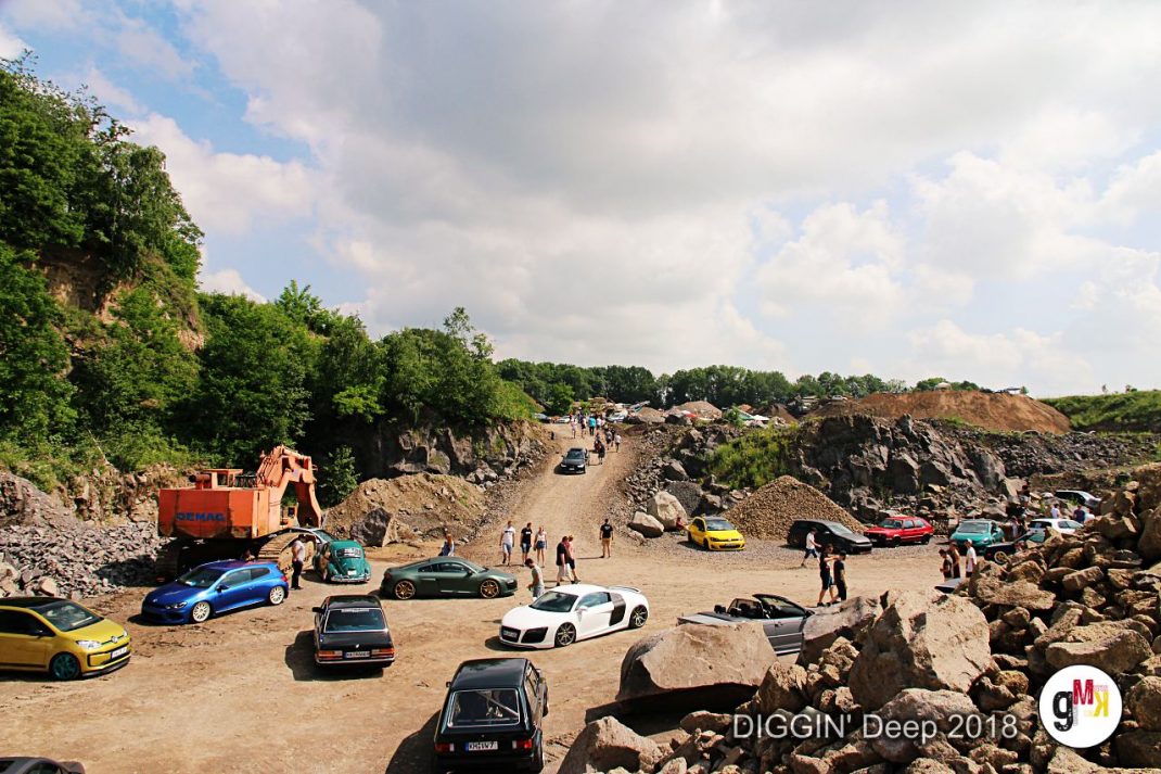 Youngtimer und Oldtimer auf einem Steinbruch-Gelände in der Eifel, zahlreiche Teilnehmer zwischen Fahrzeugen und Felsbrocken bei der DIGGIN' Deep 2018