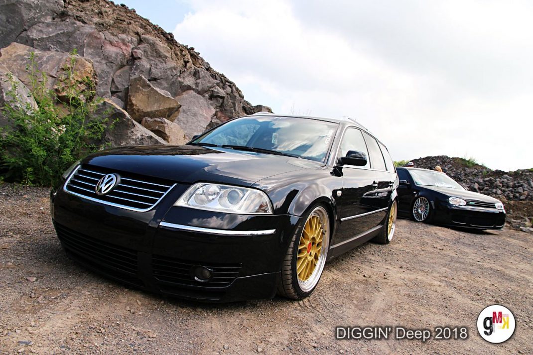 Schwarzer VW Passat mit goldenen Felgen und schwarzes Kompaktauto vor Steinwand bei der Youngtimer-Tour DIGGIN' Deep 2018