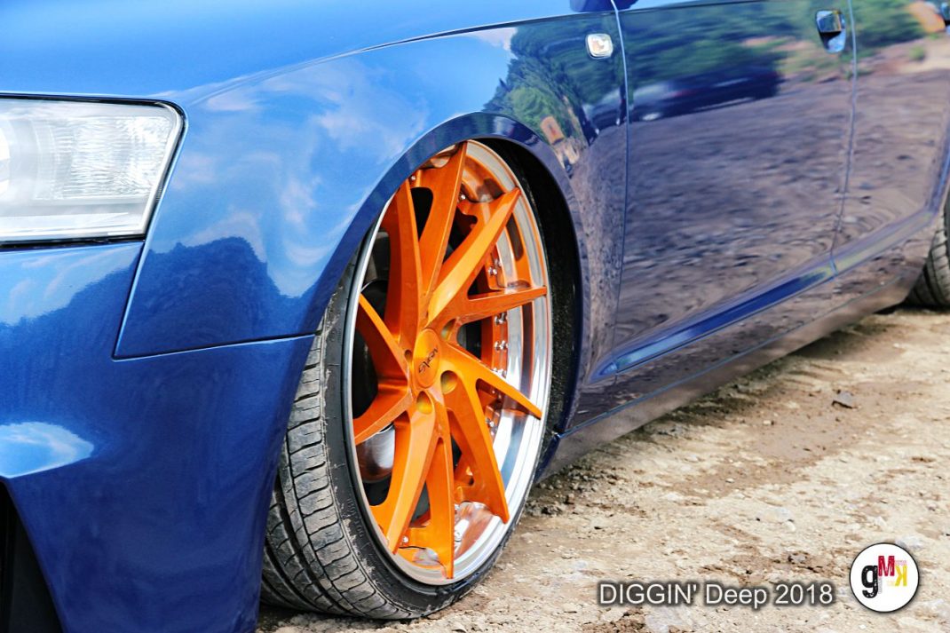 Blauer Youngtimer mit orangefarbenem Leichtmetallrad, Detailaufnahme beim DIGGIN' Deep Event in der Eifel