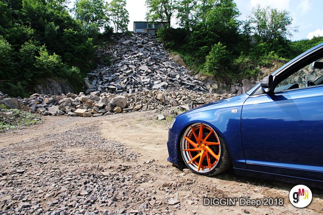 Blauer Youngtimer mit orangefarbenen Felgen an einer Kiesgrube in der Eifel zur DIGGIN' Deep 2018