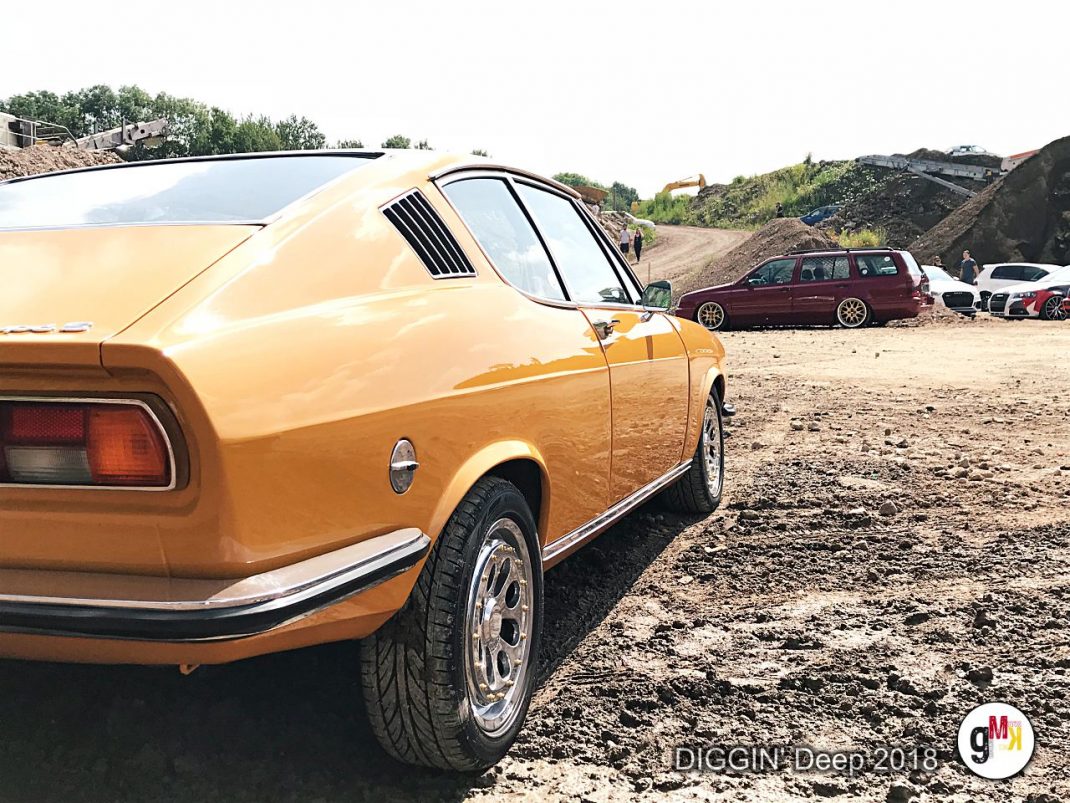 Goldener Oldtimer-Coupé auf Schotterplatz mit anderen Fahrzeugen bei der DIGGIN' Deep 2018 Veranstaltung in der Eifel