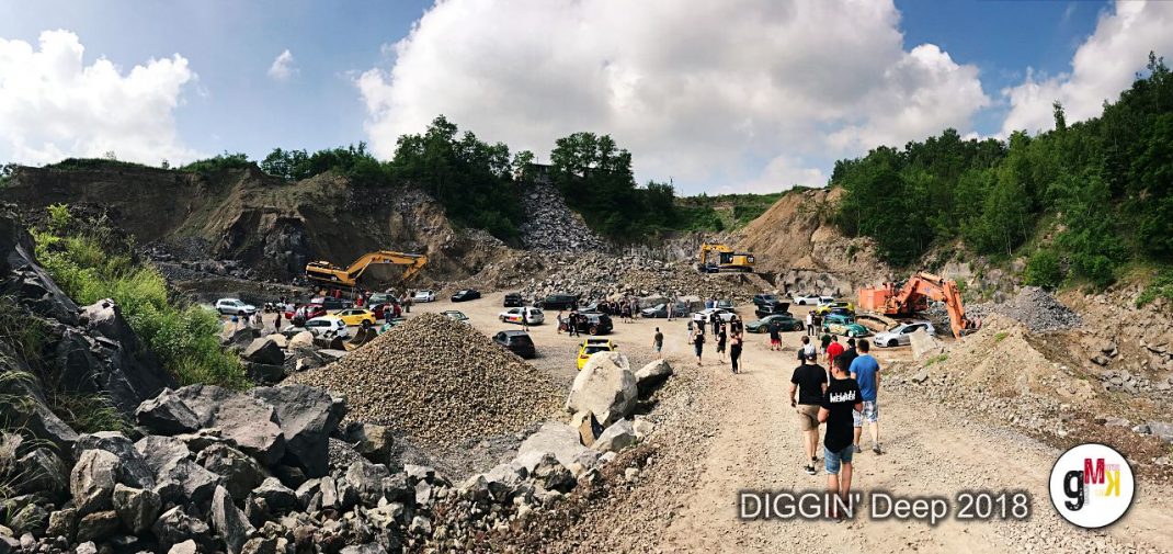 Oldtimer und Youngtimer in einem Steinbruch der Eifel während der DIGGIN' Deep 2018 Veranstaltung mit Besuchern und Maschinen