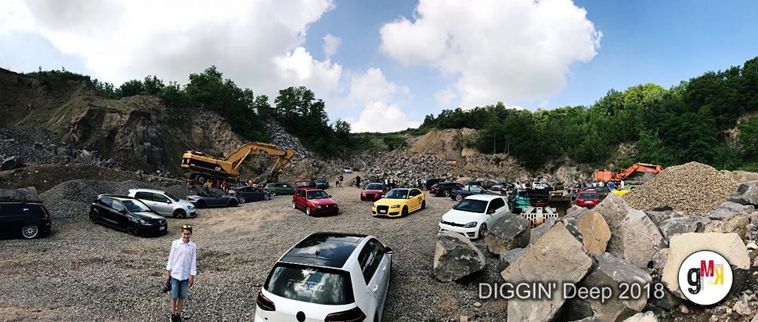 Verschiedene Oldtimer und Youngtimer auf einem Kiesplatz in einer Kiesgrube während der DIGGIN' Deep 2018 Veranstaltung in der Eifel