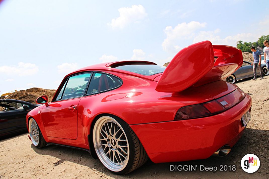 Roter Sportwagen mit offener Motorhaube auf der Oldtimer-Rallye DIGGIN' Deep 2018 in der Eifel