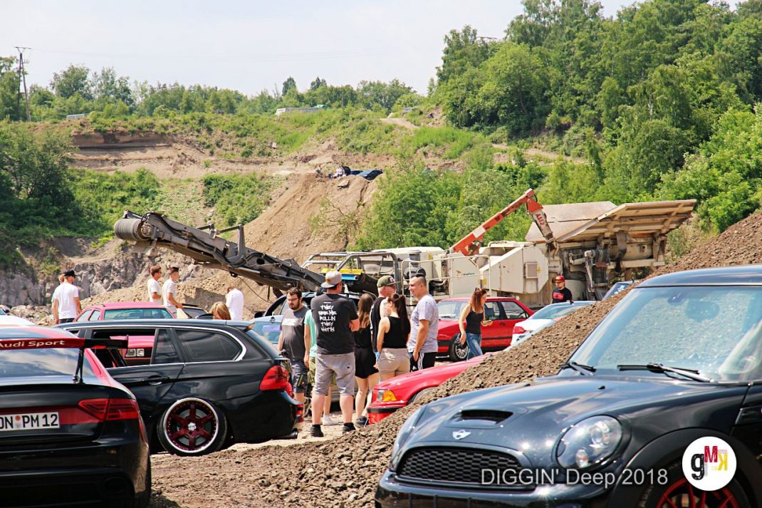 Oldtimer und Youngtimer auf Kiesgelände einer Grube, Teilnehmer der DIGGIN' Deep 2018 in der Eifel zwischen Fahrzeugen und Baumaschinen
