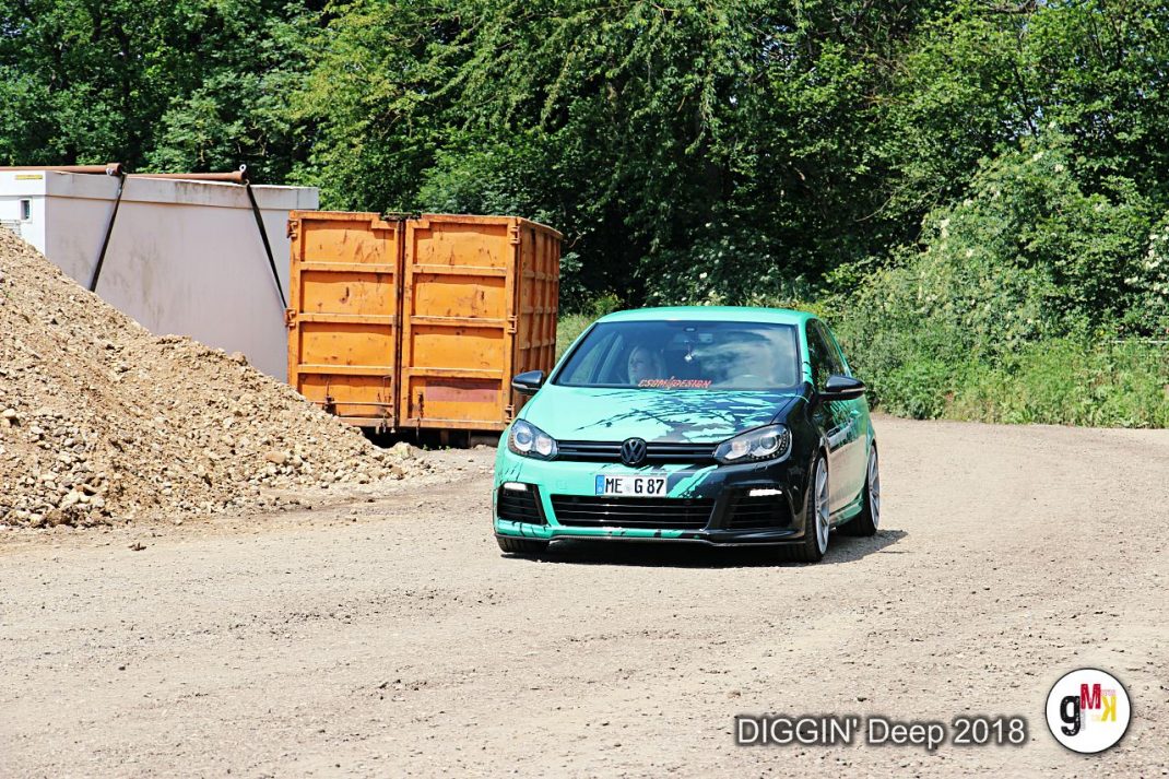 Turbo-Youngtimer in Schwarz-Mint neben orangefarbenem Anhänger bei der DIGGIN' Deep 2018 Rallyefahrt in der Eifel