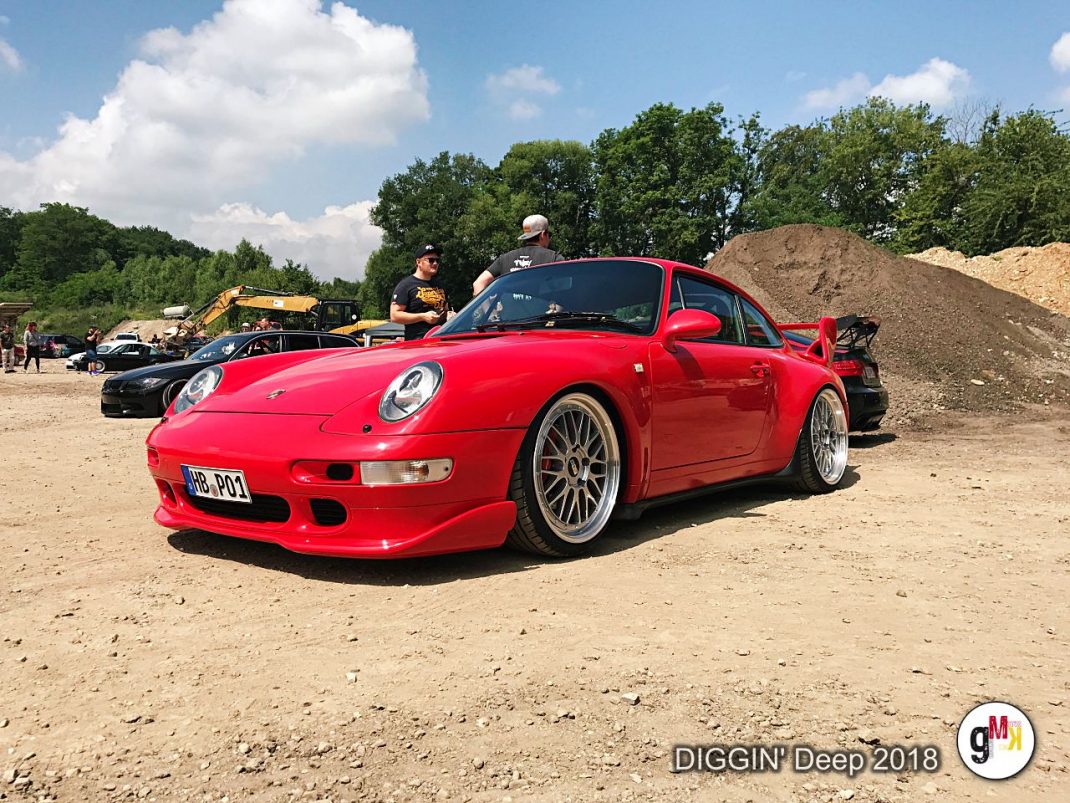 Roter Porsche 911 Turbo auf Feldgelände während der DIGGIN' Deep 2018 Veranstaltung in der Eifel