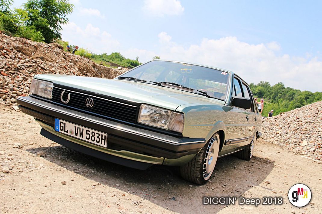 Volkswagen Passat Oldtimer steht auf Kiesgelände bei der Youngtimer-Ausfahrt DIGGIN' Deep in der Eifel