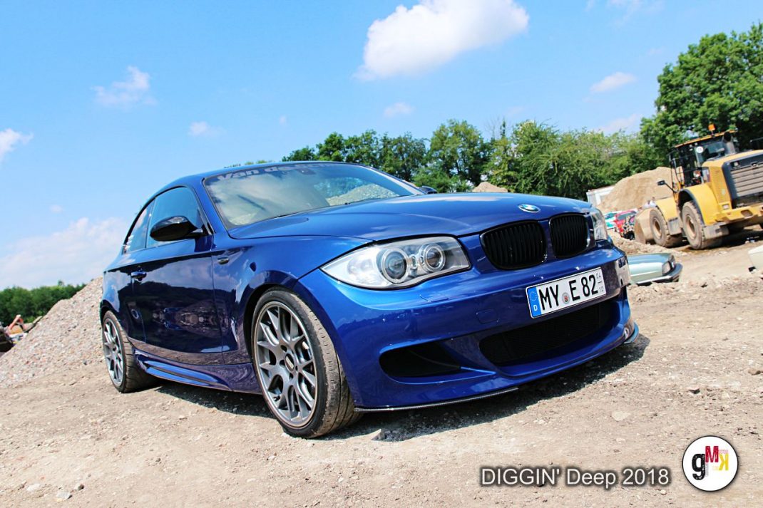 Blauer BMW-Sportwagen auf Kiesplatz bei der Youngtimer-Veranstaltung DIGGIN' Deep 2018 in der Eifel