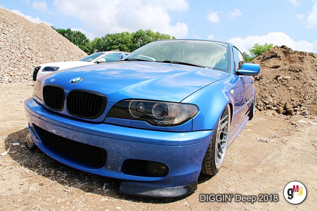 Blauer BMW-Youngtimer auf Kiesgelände bei der DIGGIN' Deep 2018 Eifel-Tour