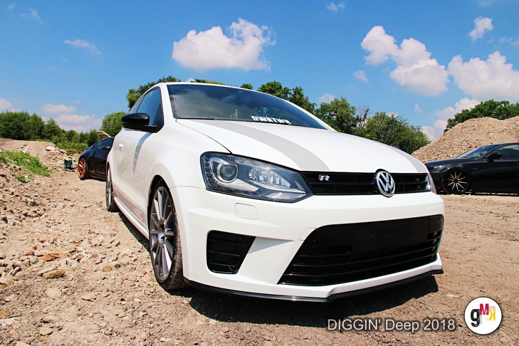 Weißer Volkswagen Golf R auf Kiesplatz bei der Youngtimer-Veranstaltung DIGGIN' Deep 2018 in der Eifel