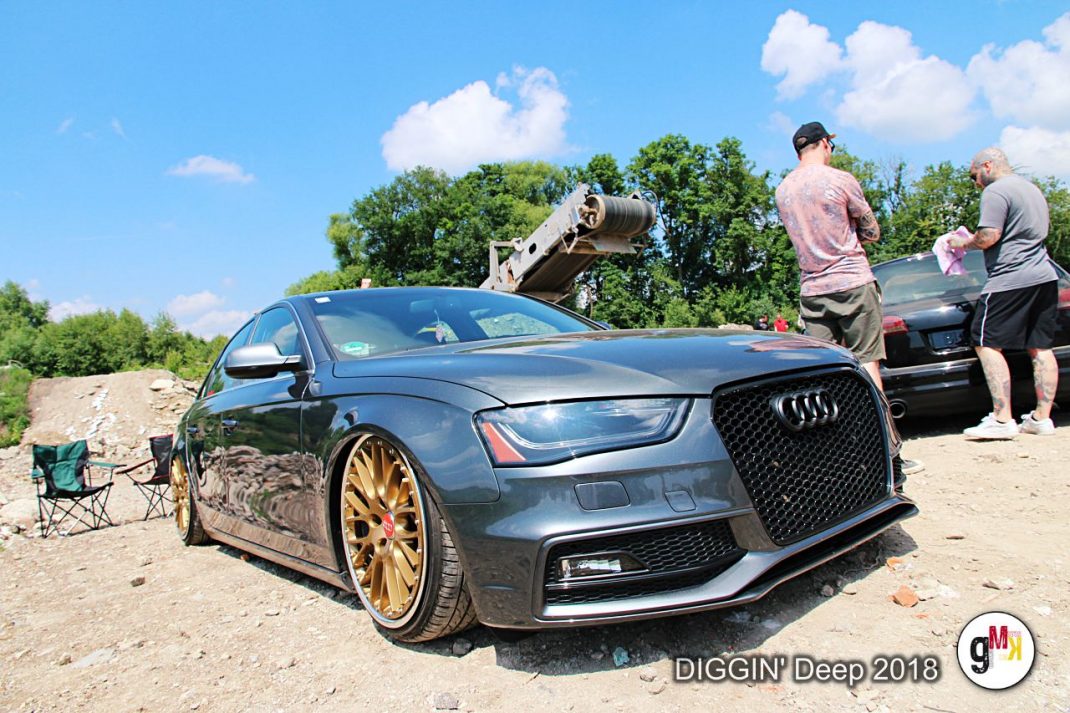 Blaugrauer Audi-Sportwagen mit goldenen Felgen auf Treffen DIGGIN' Deep 2018 in der Eifel, Teilnehmer im Hintergrund