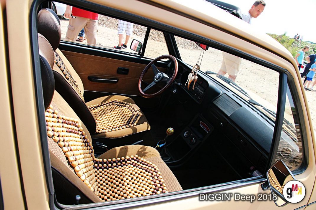 Oldtimer-Limousine mit beigem Interieur und gemustertem Sitzbezug, Türe offen, bei der Youngtimer-Tour DIGGIN' Deep 2018 in der Eifel