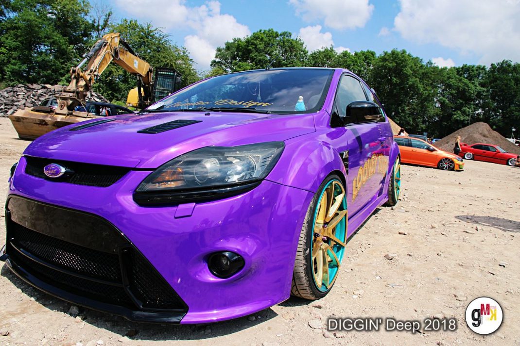 Violetter Youngtimer mit Airbrush-Design und goldenen Felgen auf dem Gelände der DIGGIN' Deep 2018 in der Eifel, im Hintergrund Bagger und weitere Fahrzeuge