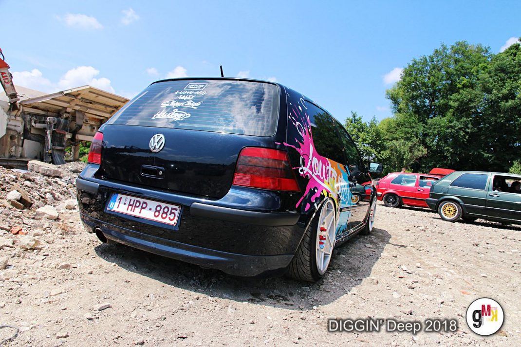 Schwarzer VW Youngtimer mit bunter Lackierung auf Kiesplatz, umgeben von weiteren Fahrzeugen bei der DIGGIN' Deep 2018 Veranstaltung